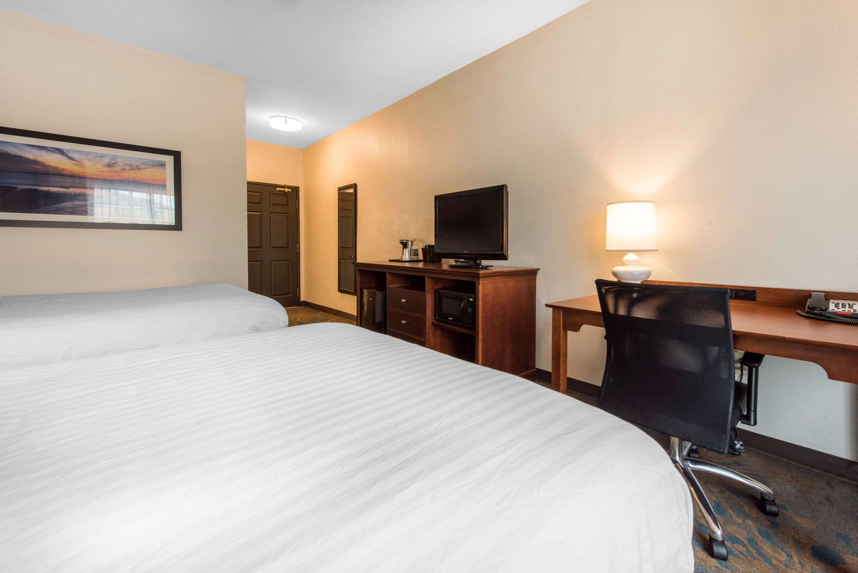 Solstice Erie Inn & Suites Exterior photo